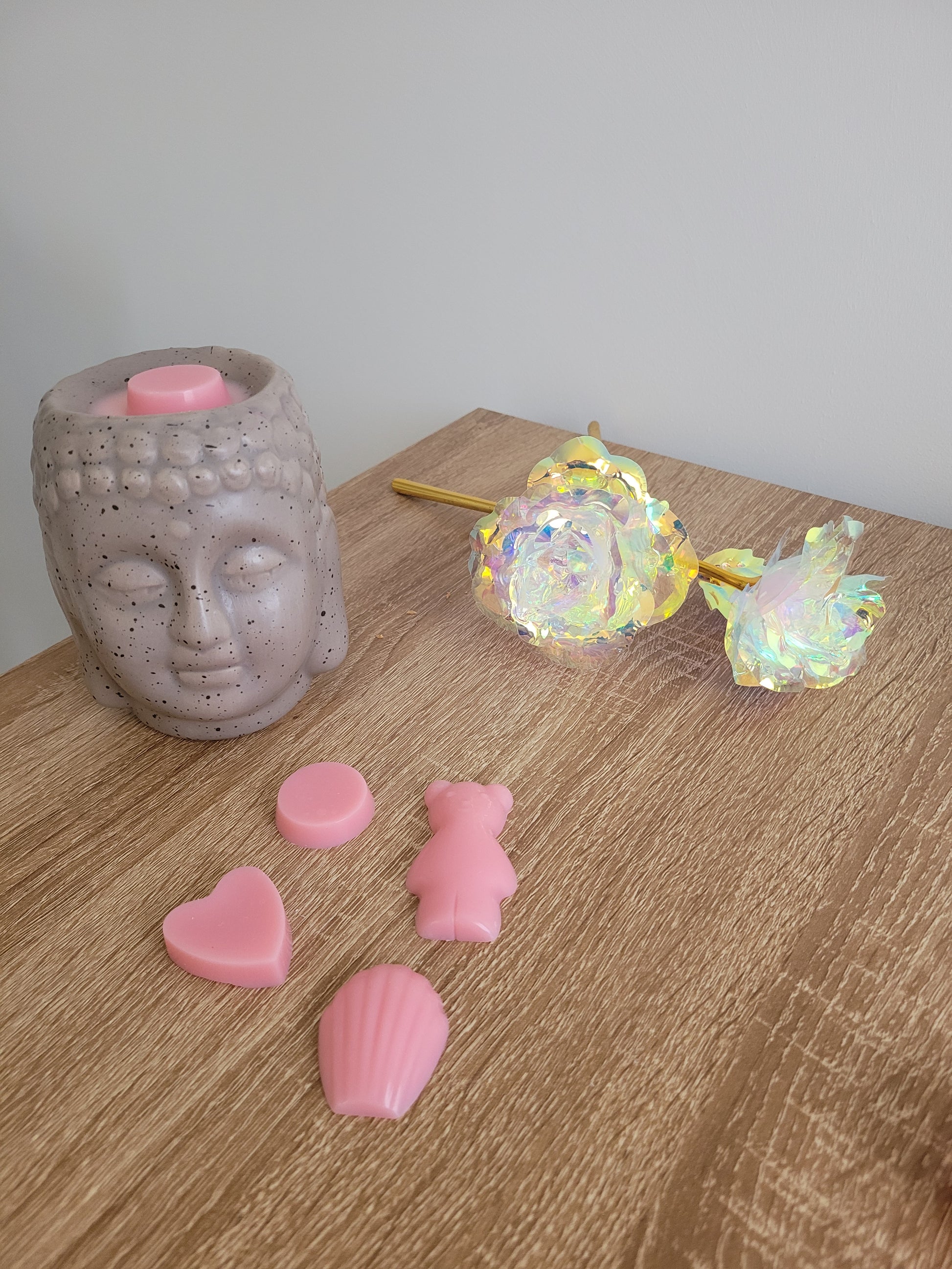 Quatre fondants parfumés senteur pastèque en édition limitée, présentés sous différentes formes artisanales. Chaque fondant est unique, fait main, avec des nuances de rose et de vert évoquant la pastèque. Formats variés pour s'adapter à tous les brûle-parfums.