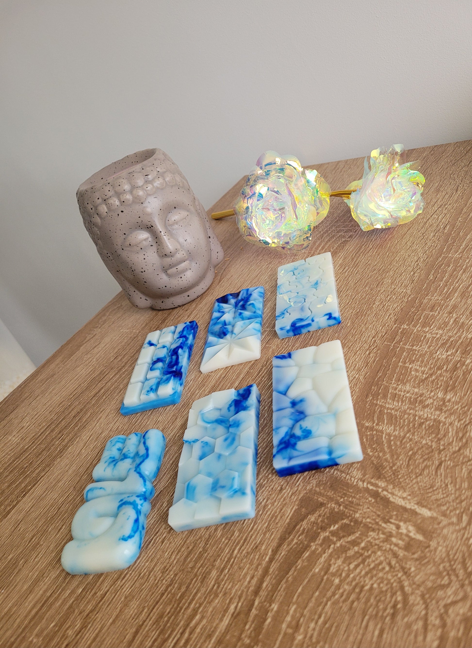 Fondant parfumé blanc marbré de bleu, en forme de tablette, évoquant la fraîcheur fruitée de la myrtille, fait main avec cire végétale.