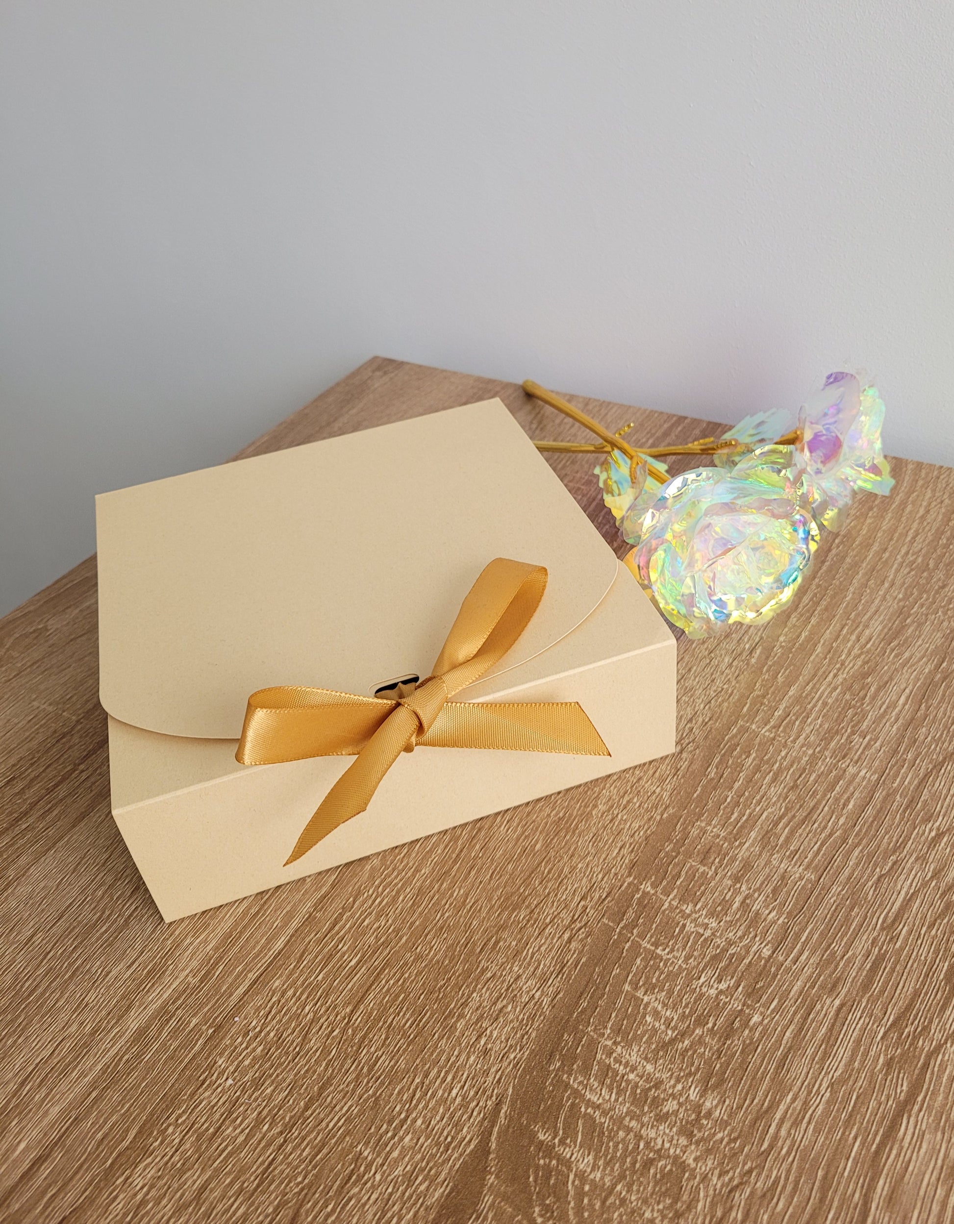 Coffret de 10 fondants parfumés artisanaux, emballé dans une boîte cadeau avec étiquette personnalisée, parfait pour offrir.