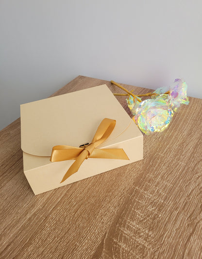 Coffret de 10 fondants parfumés artisanaux, emballé dans une boîte cadeau avec étiquette personnalisée, parfait pour offrir.