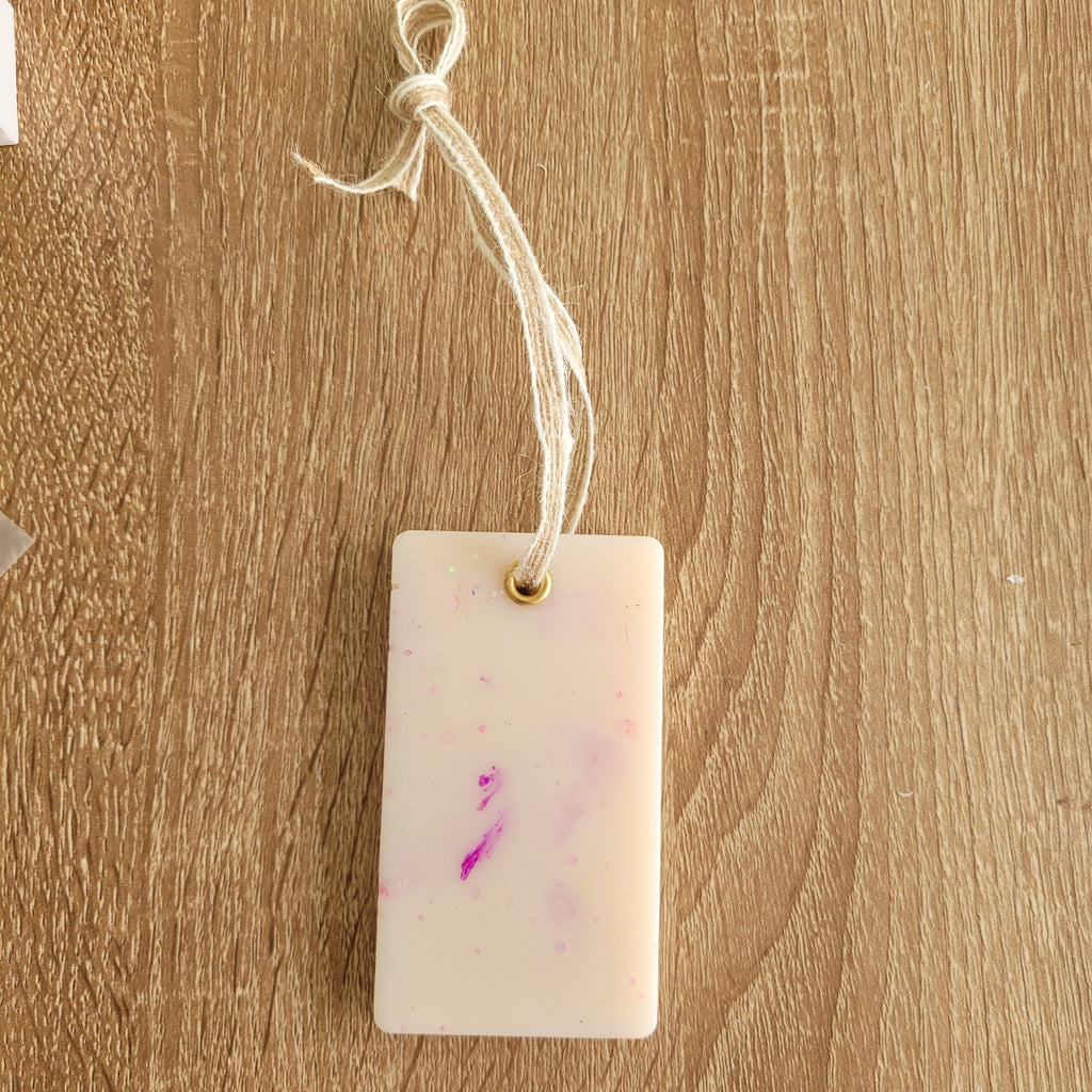 Suspension parfumée artisanale Rectangle en cire parfumée, senteur au choix, fabrication française.
