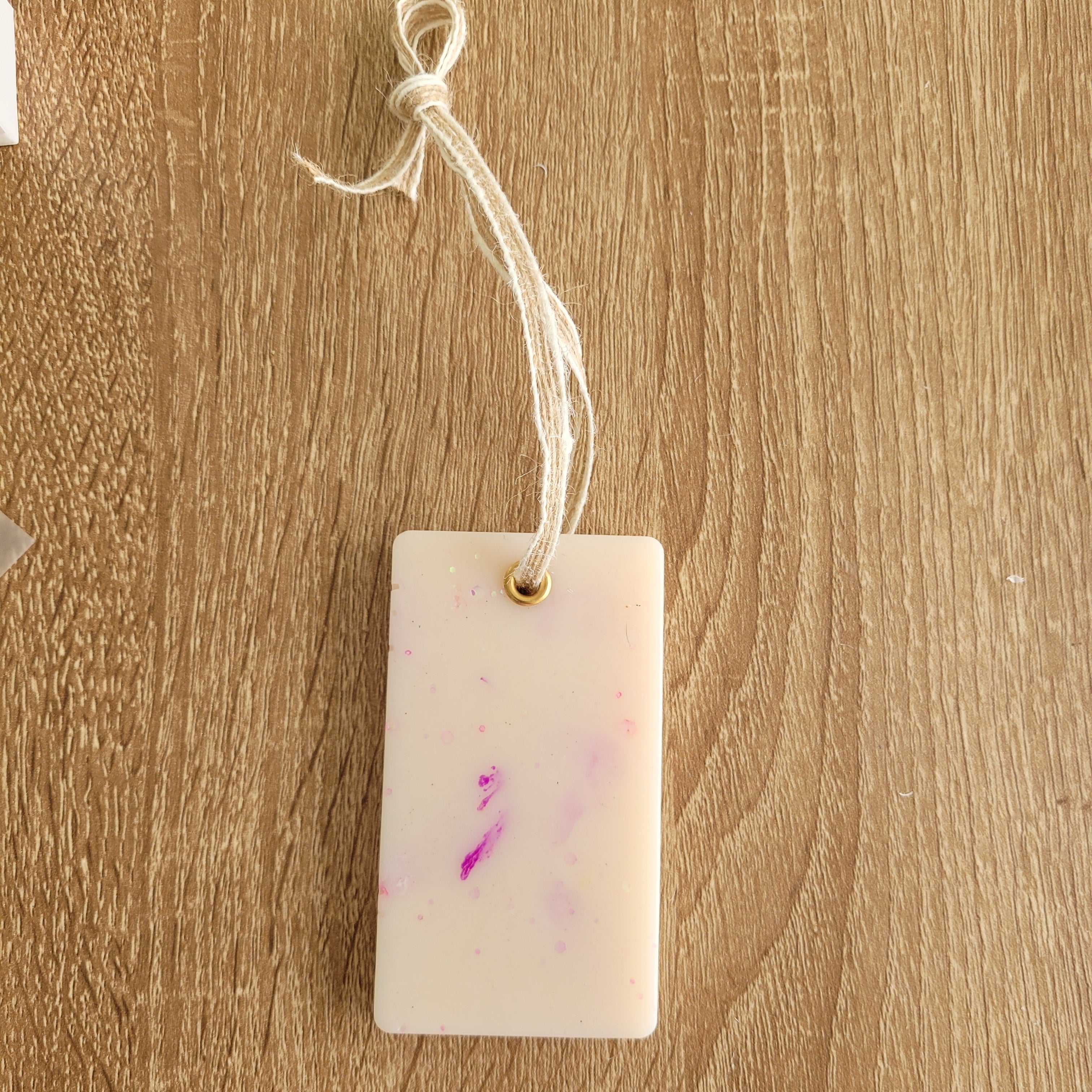 Suspension parfumée artisanale Rectangle en cire parfumée, senteur au choix, fabrication française.
