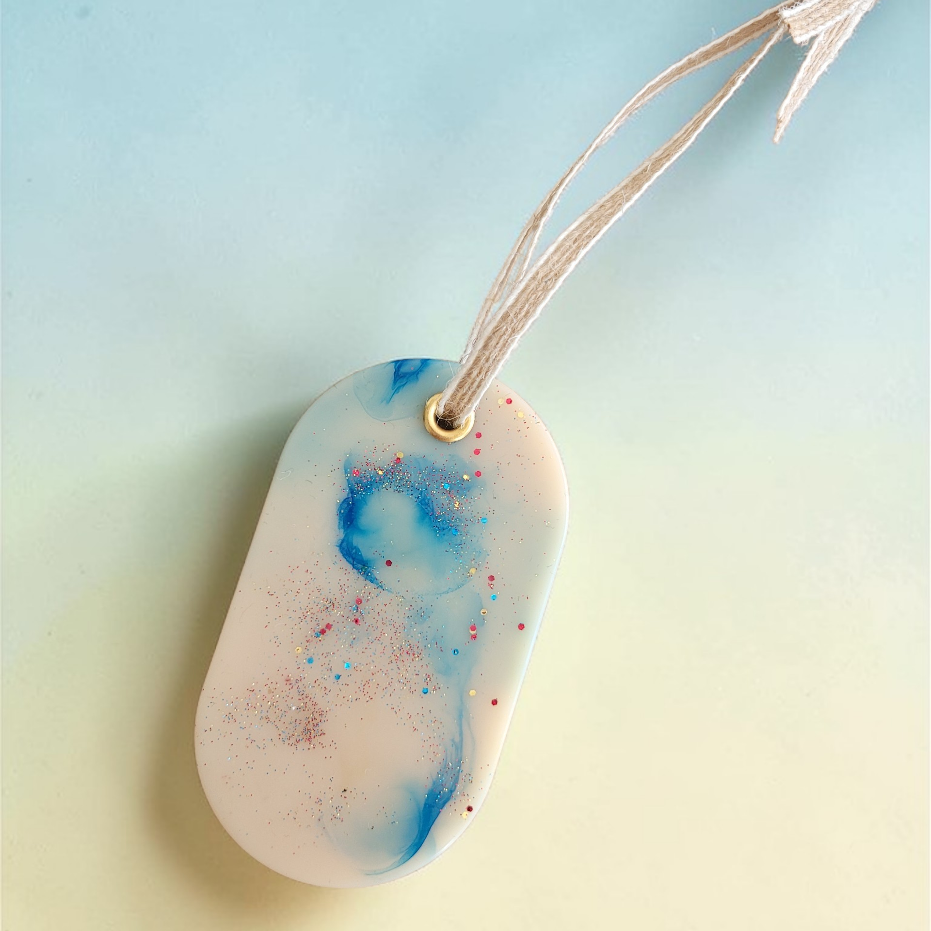 Suspension parfumée Ovale artisanale pour parfumer votre intérieur avec la senteur de votre choix.