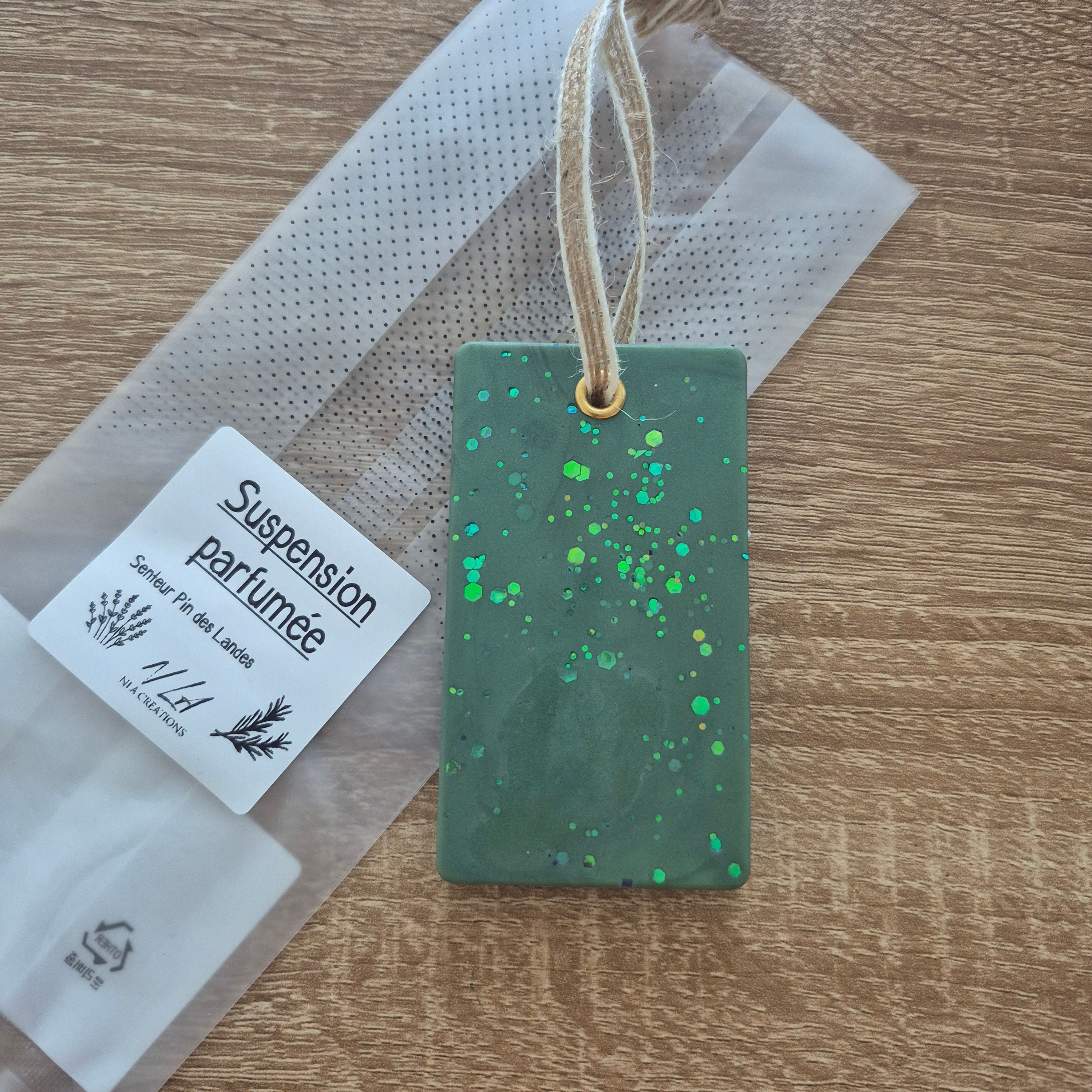 Suspension parfumée Rectangle artisanale pour parfumer durablement votre intérieur avec la senteur de votre choix.